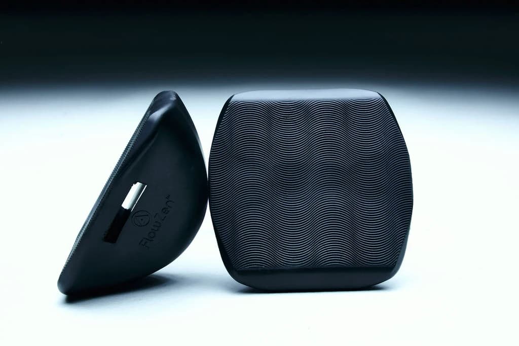 FlowZen balance trainer with wave-surface detail